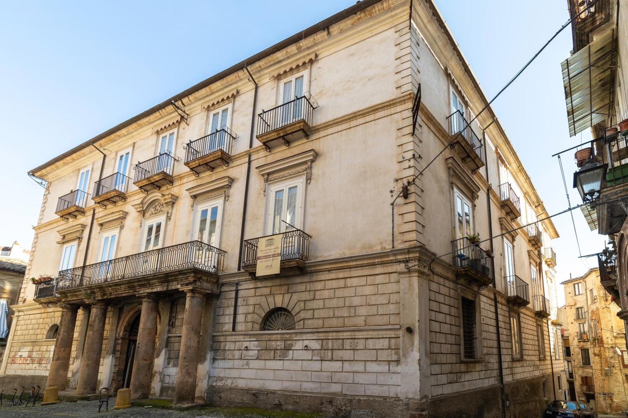 Dimora Storica Giostra Vecchia - Palazzo Grisolia 1809 Cosenza Extérieur photo
