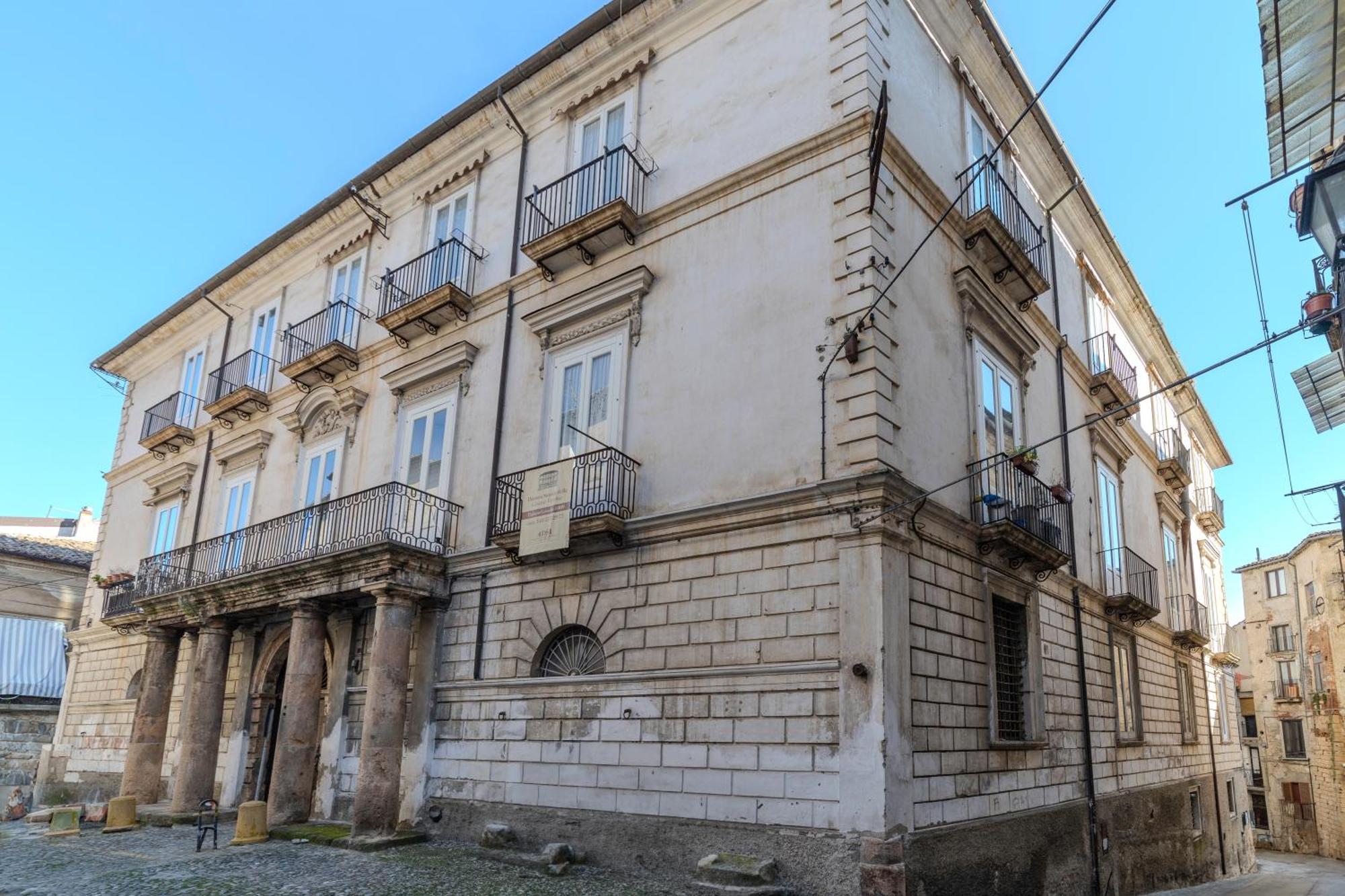 Dimora Storica Giostra Vecchia - Palazzo Grisolia 1809 Cosenza Extérieur photo